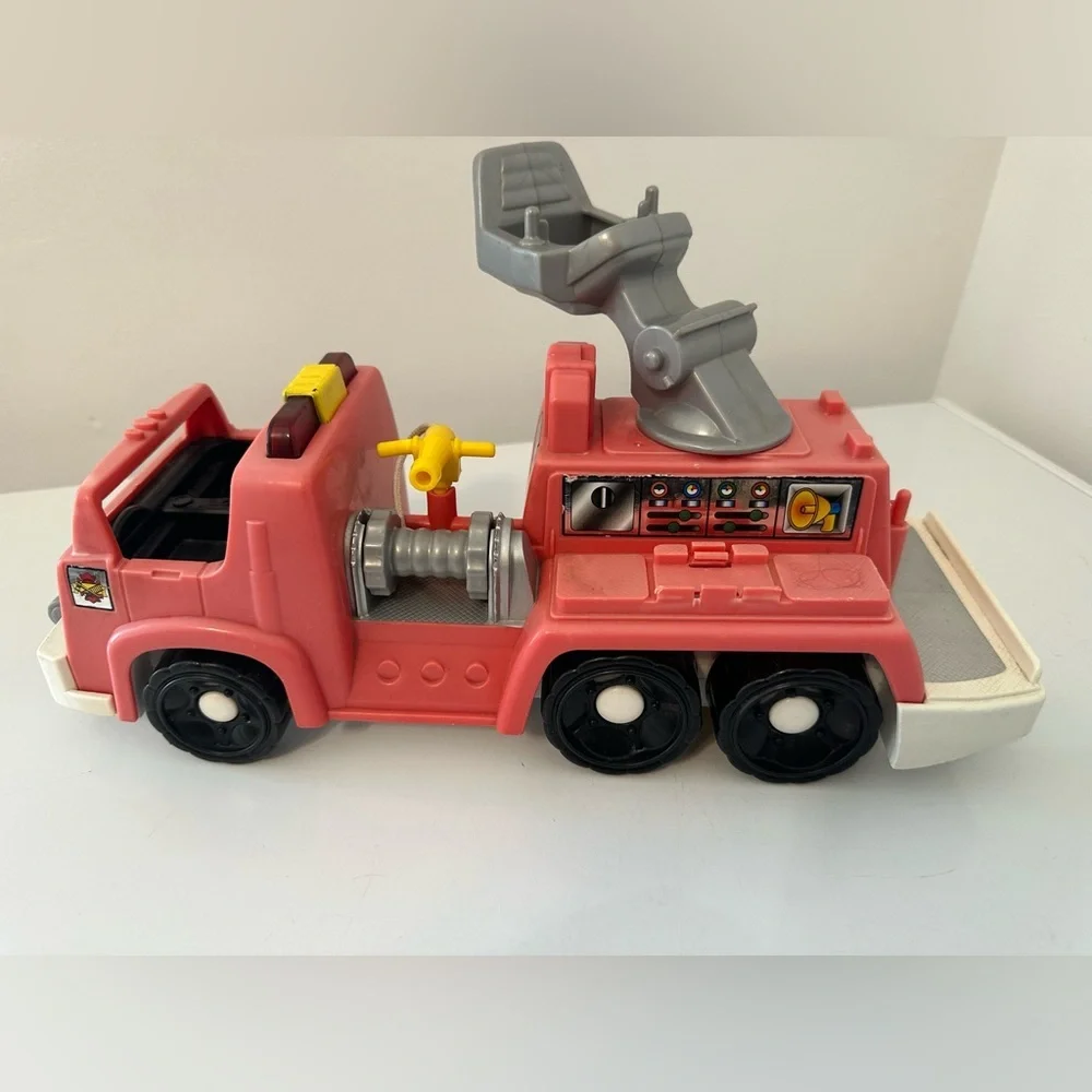 Fisher-Price‎ 2007 L3940 Fire Truck Little People With Sounds VTG